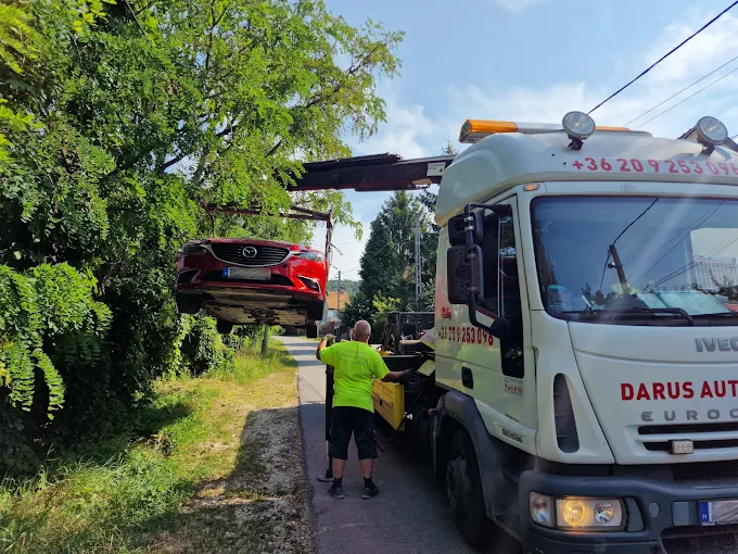 IVECO daru emeli a levegőbe egy Mazdát Budapesten