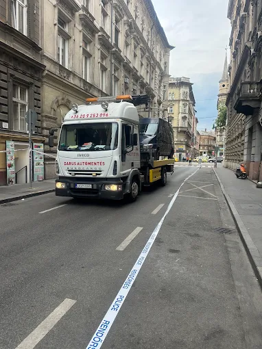 Baleseti helyszín a belvárosban, az autómentő a sérült autó elszállítására készül
