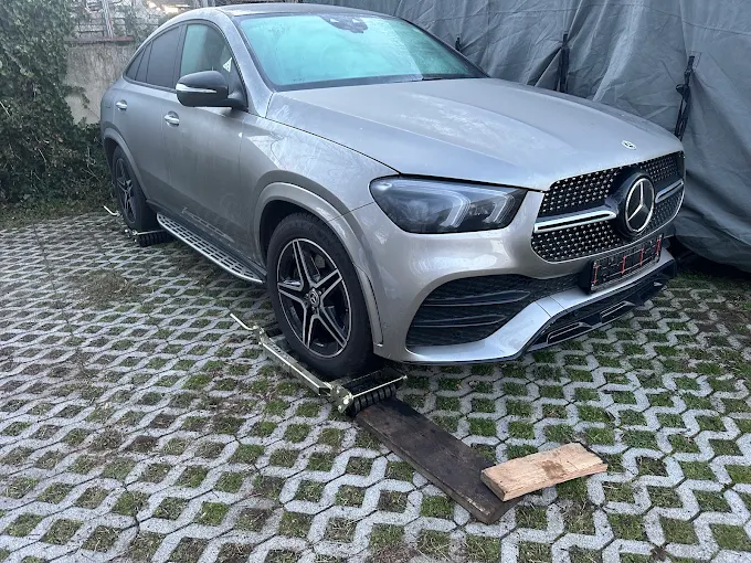Mercedes-Benz GLE Coupe előkészítve szállításra az autómentő platóján